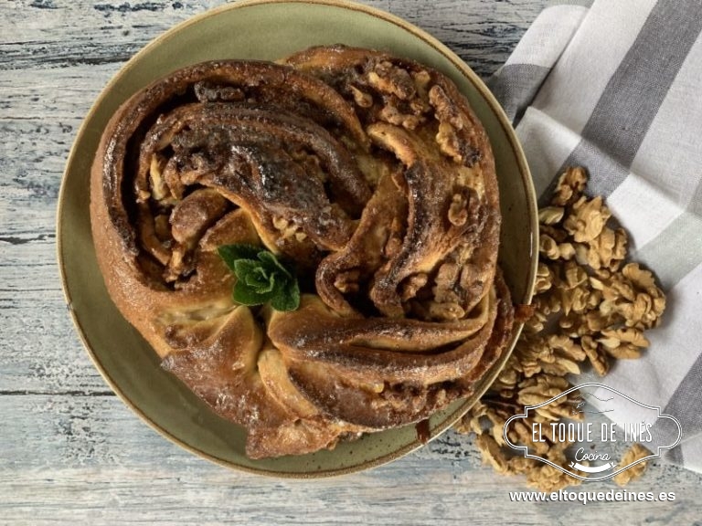 Una vez horneado lo quitamos del horno y con un pincel echamos el glaseado.